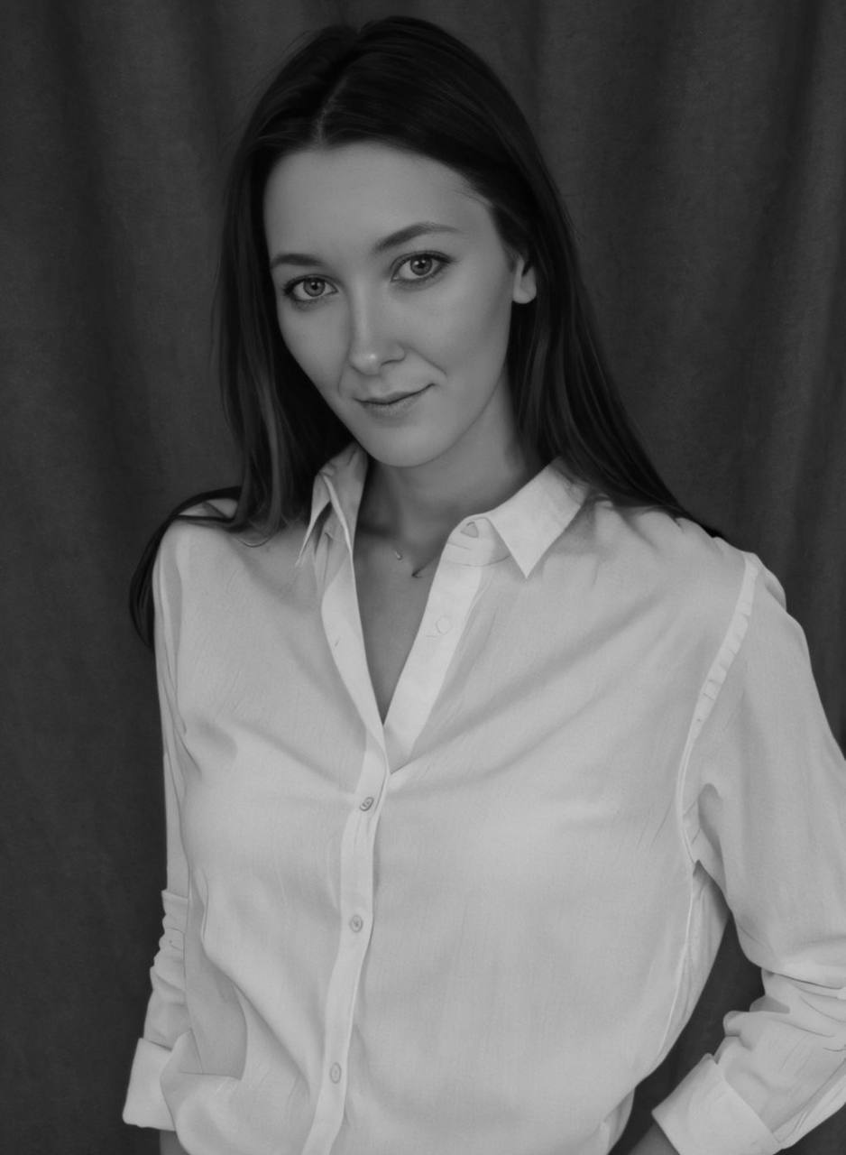 Надя Сілла у білій сорочці